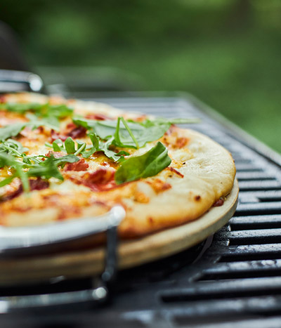 Kategoriebild "Barbecue" mit einer leckeren Pizza auf einem Webergrill