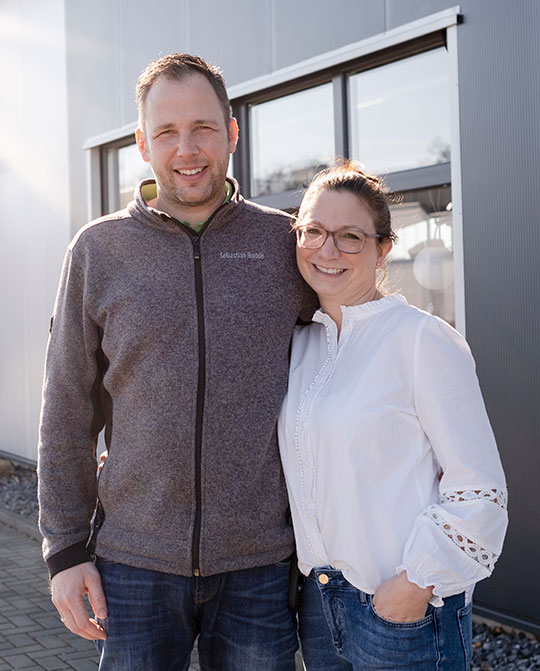 Die Inhaber Sebastian und Nina Budde vor der Ausstellung in Lüdinghausen