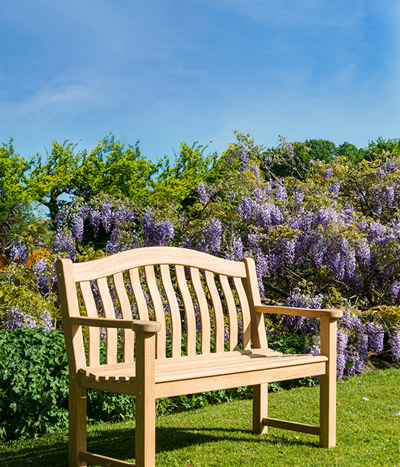 Kategoriebild "Sit and Relax" mit einer Gartenbank aus Holz im Grünen