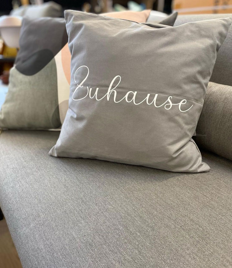 Ein dekorative Couchkissen mit dem Aufdruck "Zuhause"